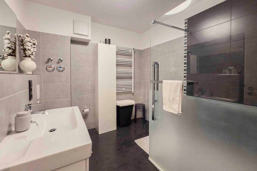 Wohnkomfort in Hürth-Hermülheim: 3-Zimmer-Erdgeschoßwohnung mit Terrasse und Tiefgarage
