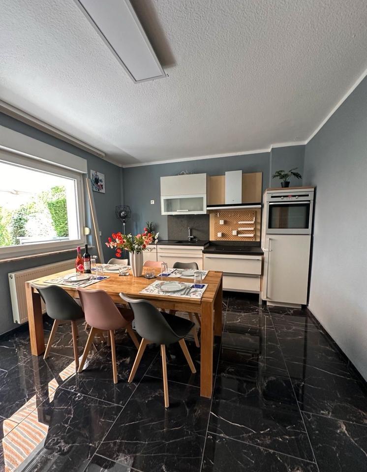 Schönes Zimmer in 4-WG Haus