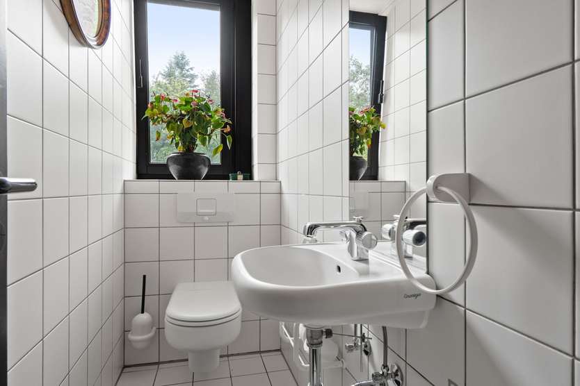 Hochwertiges, flexibel nutzbares Architektenhaus mit Einliegerwohnung und Traumgarten in begehrter Lage von Bonn-Röttgen 8 zimmer