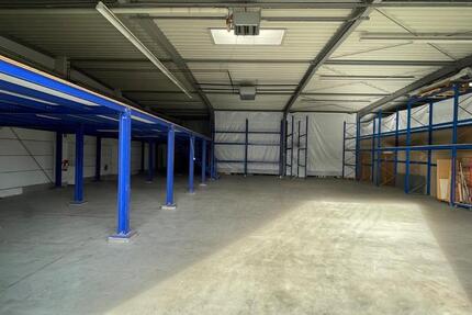 Lagerhalle 531m² | Lagerfläche mit WC | Rolltor | Regale zimmer