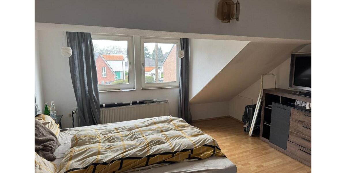 Dachgeschoßwohnung Niederkassel - 3 Zimmer, 75 m&sup2;, 680&euro; | Angebot:25867918