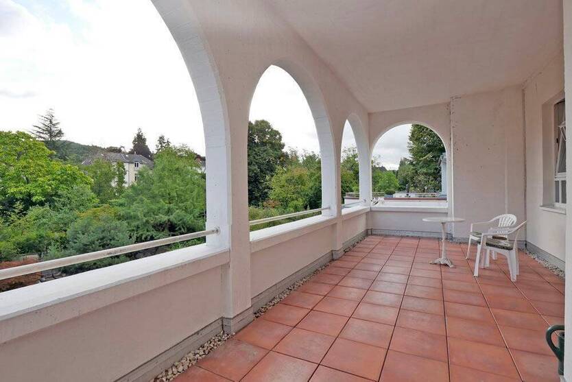 Wunderschöne, großzügige AltbauWohnung! Großer Balkon-toller Schnitt-zentral gelegen