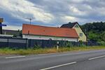 Freistehendes Einfamilienhaus mit großem Grundstück, 3 Garagen.