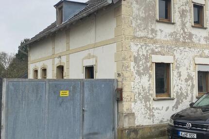 Renovierungsbedürftiges Haus mit Grundstück 1209 QM