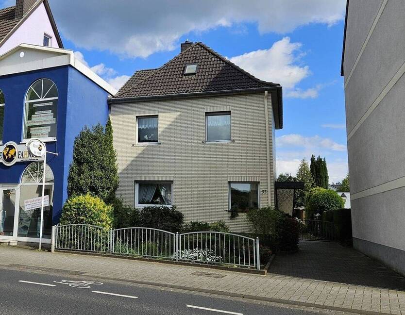 Herzlich Willkommen im Herzen von Lohmar ! Attraktives Mehrgenerationenhaus mit großem Garten.