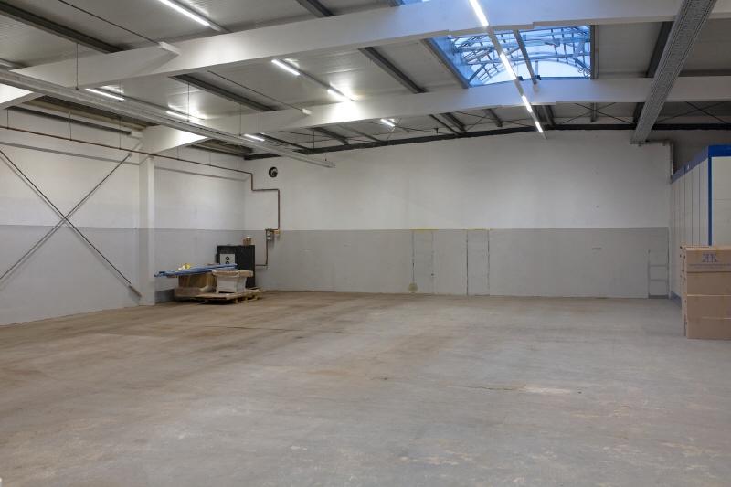 Gewerbehalle mit Büroeinheiten und Lagerfläche zimmer