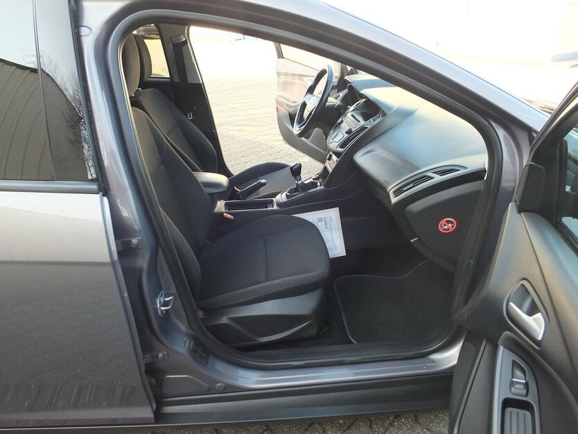 Ford Focus STUFENHECK KLIMAUTOMATIK PARKPILOT 118.919 km 7.304 € Köln 50858