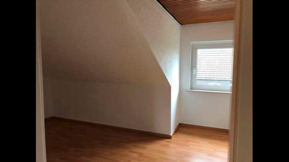 Dachgeschoßwohnung Hennef (Sieg) - 4 Zimmer, 120 m&sup2;, 1.050&euro; | Angebot:24835277