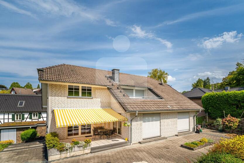 Großzügige Dachgeschoßwohnung mit Südterrasse und Blick ins Grüne in Lohmar.