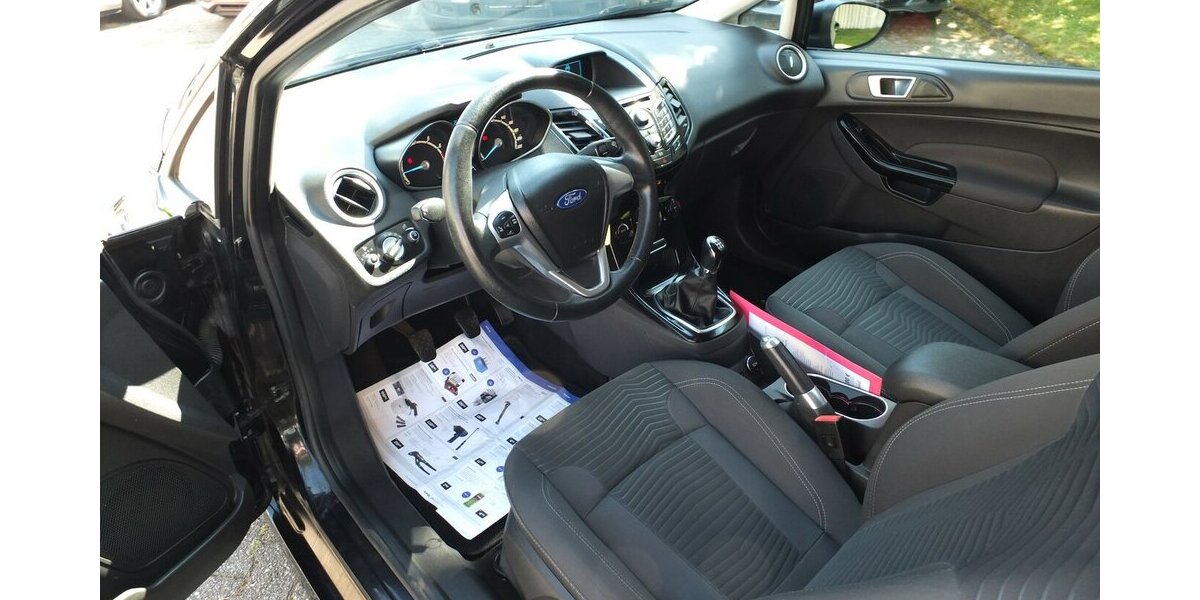 Ford Fiesta TITANIUM EINPARKHILFE KLIMAAUTOMATIK 118.745 km 5.804 &euro; Köln 50858