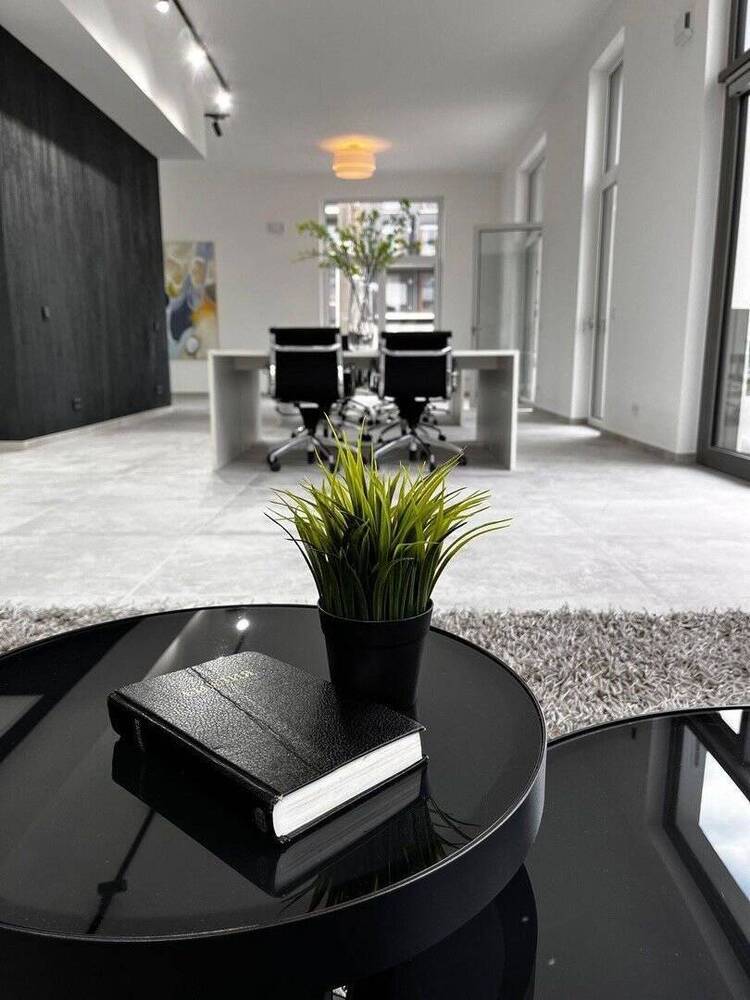 Neubau. Exklusive und großszügige Büro- und Praxisräume mit 80qm Außenterrasse.