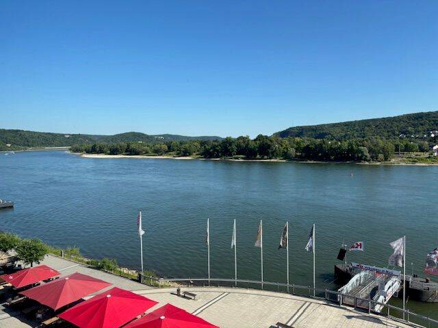 Rheinpromenade! Renovierte 4-Zimmerwohnung mit schickem Duschbad und Loggia