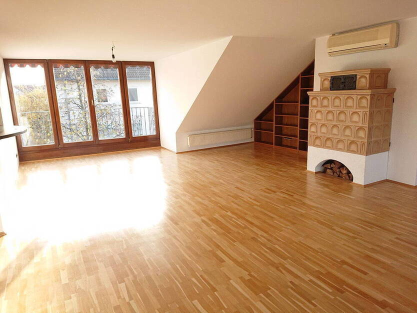 Sehr schöne, helle Dachgeschoßwohnung; provisionsfrei!