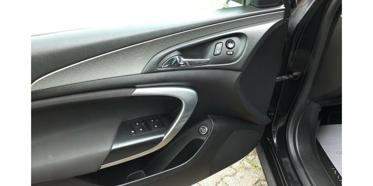 Opel Insignia WM26:EDITION NAVI PARKPILOT/KAMERA 17 Zol 96.093 km 9.698 &euro; Köln 50858