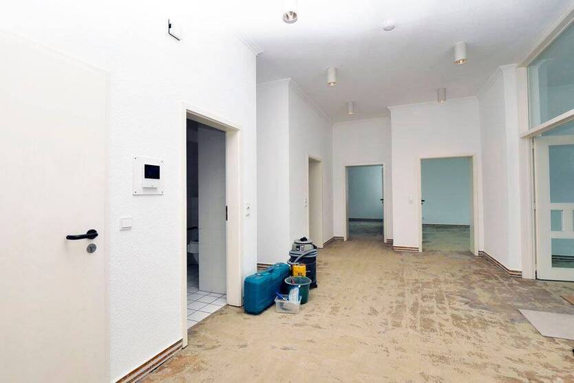 Wunderschöne, großzügige AltbauWohnung! Großer Balkon-toller Schnitt-zentral gelegen
