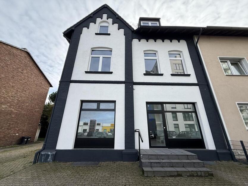 Saniertes Haus zu vermieten (3 Etagen - 9 Zimmer) mit Stellplätzen und Garten in Frechen zimmer