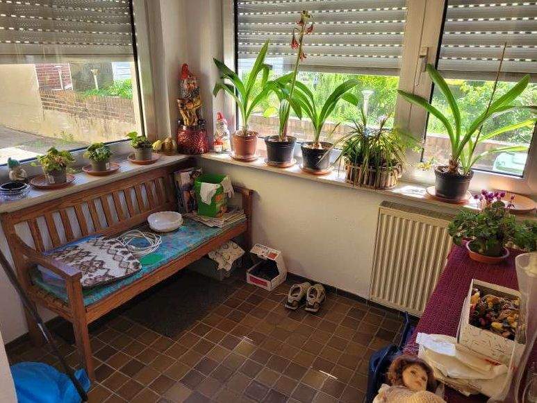 7-ZimmerHAUS MIT 3 BÄDERN, 2 GARAGEN UND GROSSEM GARTEN IN GUTER, ZENTRUMSNAHER WOHNLAGE!