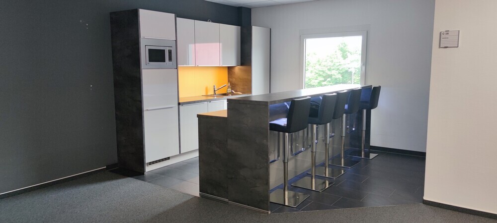 In Büro- oder Praxisgemeinschaft: Gepflegte Fläche in zentraler Lage ***PROVISIONSFREI*** 12 zimmer