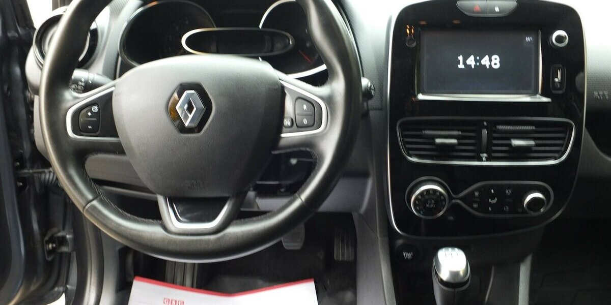Renault Clio BLACK WEEK 25: EXPRESSION NAVI PARCTRONIC STA 118.021 km 7.904 &euro; Köln 50858