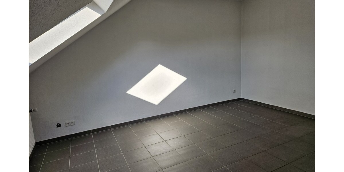 Moderne Dachgeschosswohnung in ruhiger Lage 4 zimmer