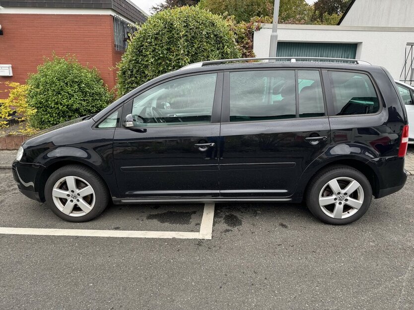 VW Touran 1.6 FSI Highline 7 Sitze SR+WR eGSD DSG ? 213.000 km 1.500 € Erftstadt 50374
