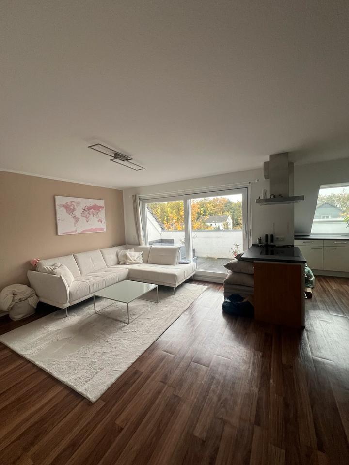 Renovierte Wohnung mit 3,5 Zimmern in Bergisch Gladbach -Hand zimmer