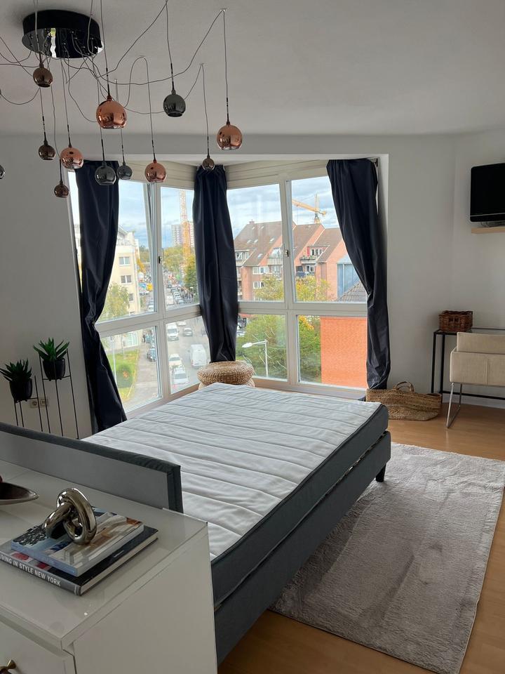 voll ausgestaltetes stilvolles Apartment mit großer Fensterfront zimmer
