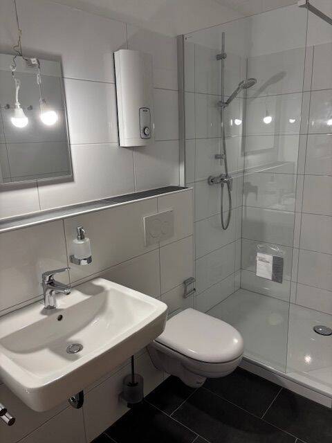 Rheinpromenade! Renovierte 4-Zimmerwohnung mit schickem Duschbad und Loggia