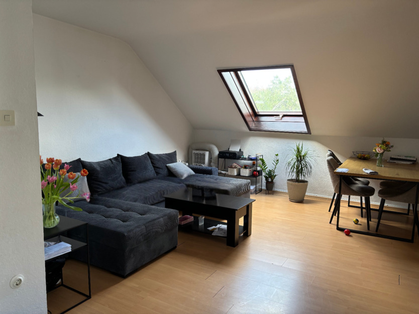 Große 2-Zimmer-Wohnung im Dachgeschoss