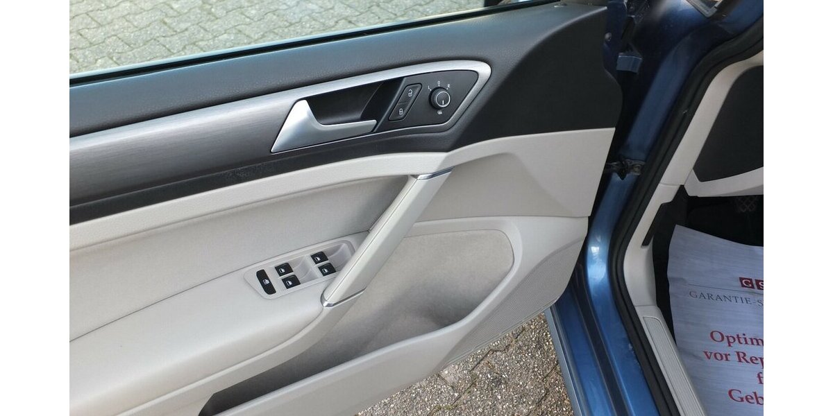 VW Golf COMFORTLINE PANORAMADACH KLIMAAUTOMATIK 1.Han 150.000 km 9.908 &euro; Köln 50858