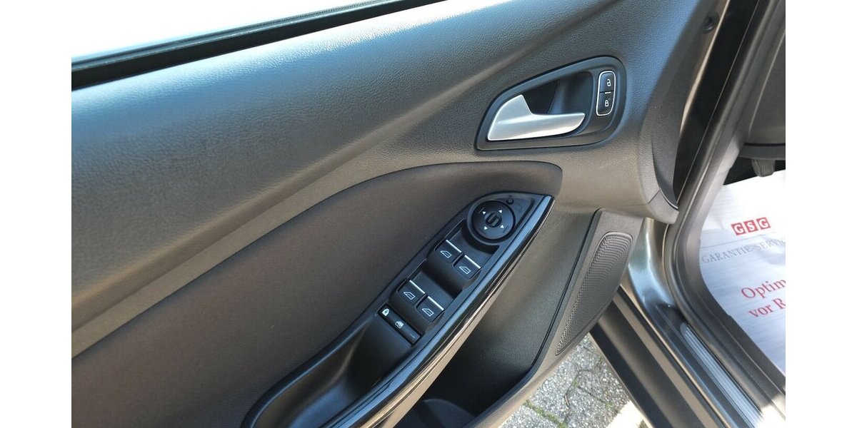 Ford Focus TITANIUM WM26: NAVI KLIMAAUT EINPARKHILFE 134.288 km 6.998 &euro; Köln 50858