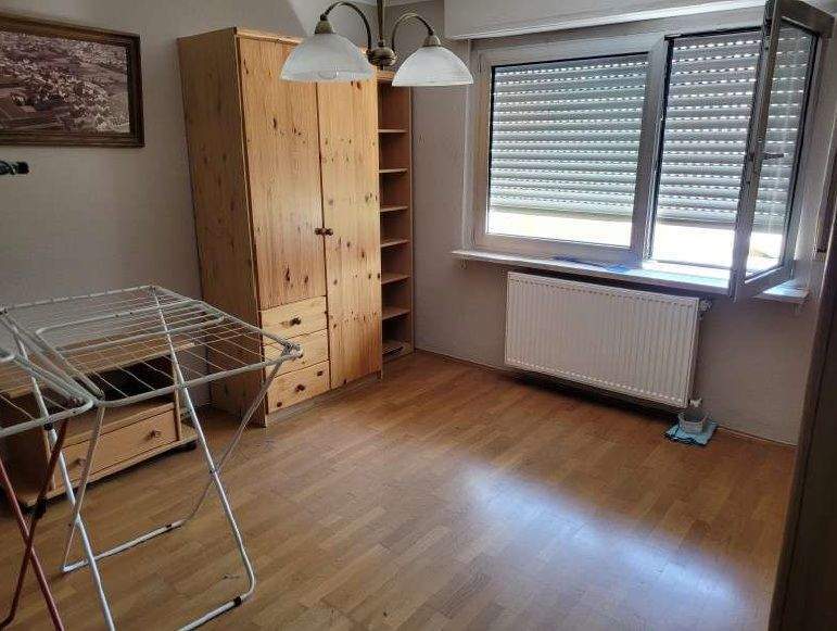 7-ZimmerHAUS MIT 3 BÄDERN, 2 GARAGEN UND GROSSEM GARTEN IN GUTER, ZENTRUMSNAHER WOHNLAGE!