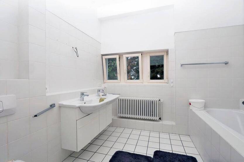 Wunderschöne, großzügige AltbauWohnung! Großer Balkon-toller Schnitt-zentral gelegen