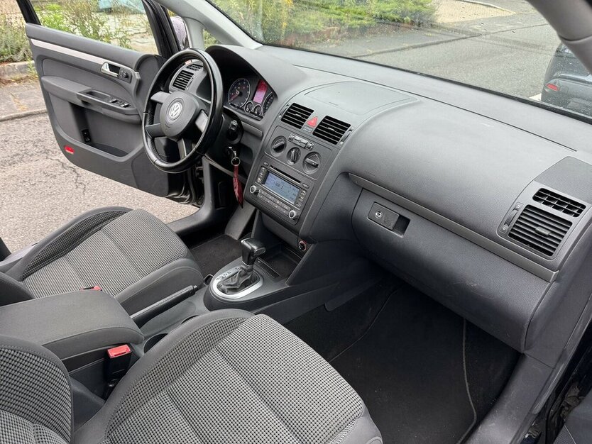 VW Touran 1.6 FSI Highline 7 Sitze SR+WR eGSD DSG ? 213.000 km 1.500 € Erftstadt 50374