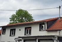 Freistehendes Einfamilienhaus mit großem Grundstück, 3 Garagen.