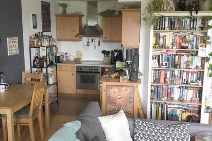 Sehr schöne, helle 2 Zi - mit Einbauküche, Autoabstellplatz und Balkon in Bonn-Weststadt zimmer