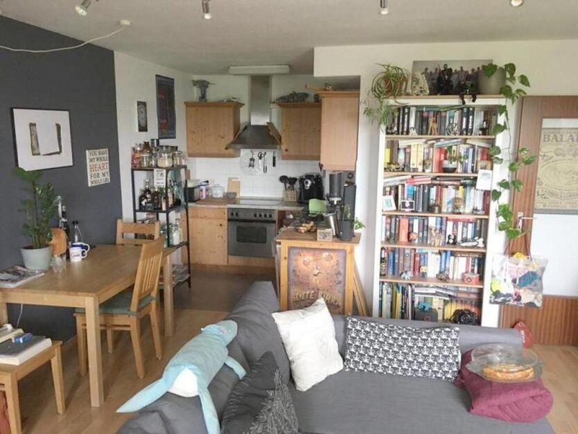 Sehr schöne, helle 2 Zi - mit Einbauküche, Autoabstellplatz und Balkon in Bonn-Weststadt zimmer