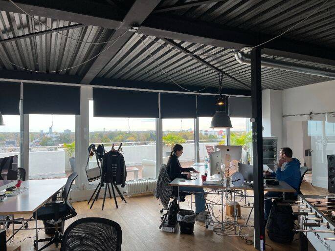 Arbeitsplatz in stylischer Agentur mit Dachterrasse - All-in-Miete