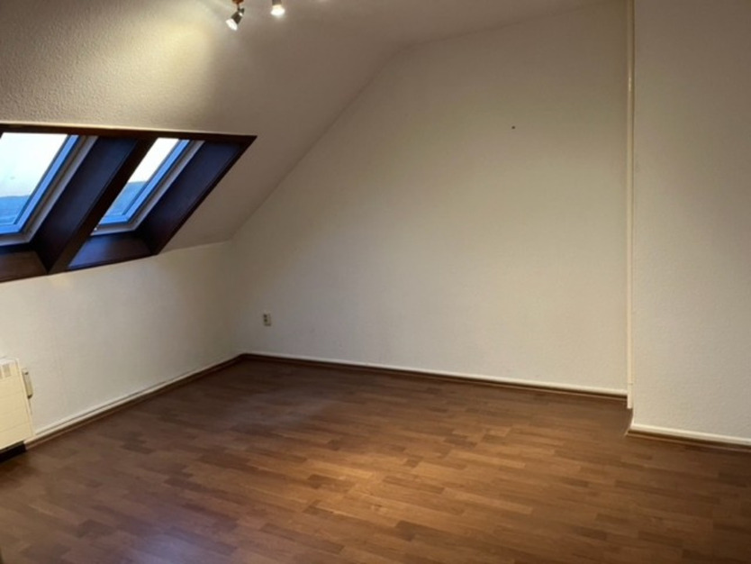 Charmante 1-Zimmer-Dachgeschosswohnung in Alt-Tannenbusch zimmer