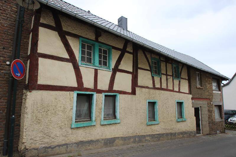 Handwerker aufgepasst! Historisches sanierungsbedürftiges Fachwerkhaus mit Anbau + viel Baumaterial
