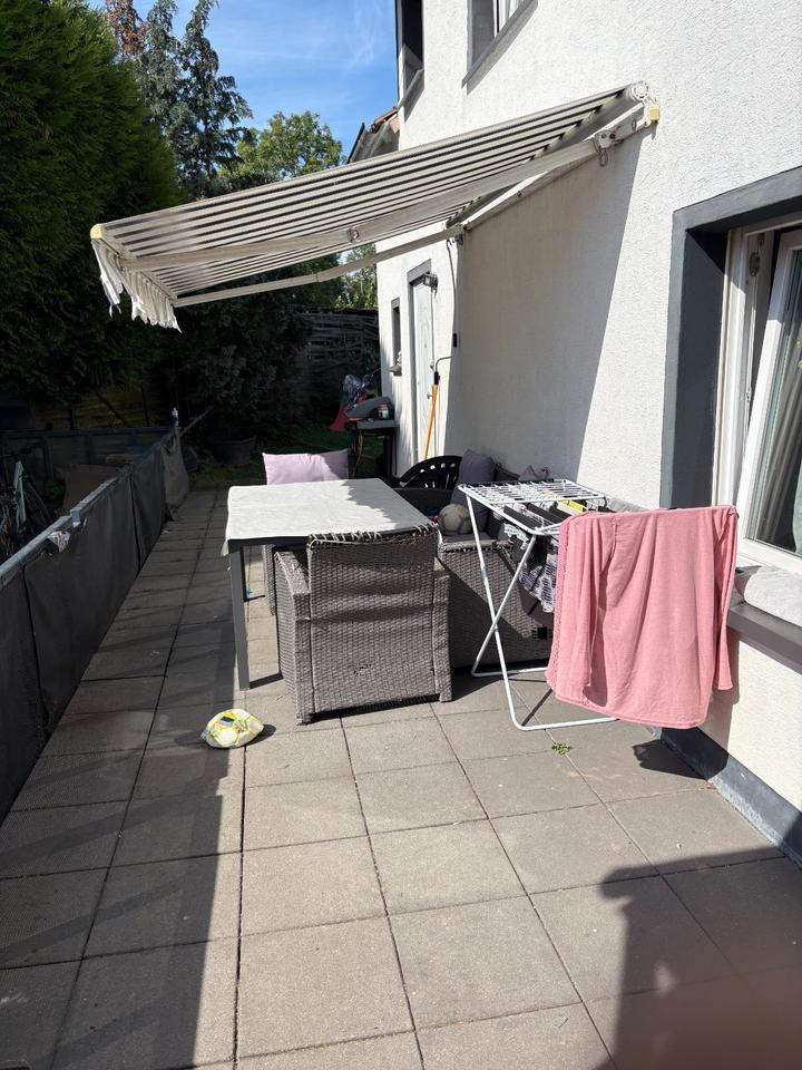 Freistehendes Einfamilienhaus mit großem Grundstück, 3 Garagen.