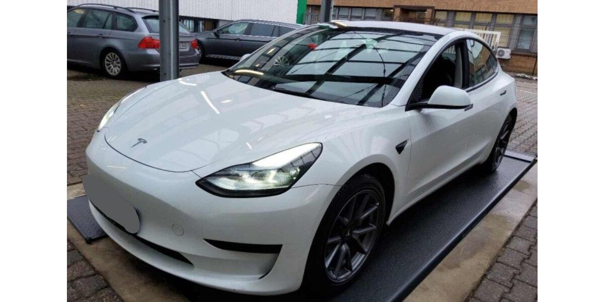 Tesla Model 3 61.587 km 26.400 &euro; Hennef 53773