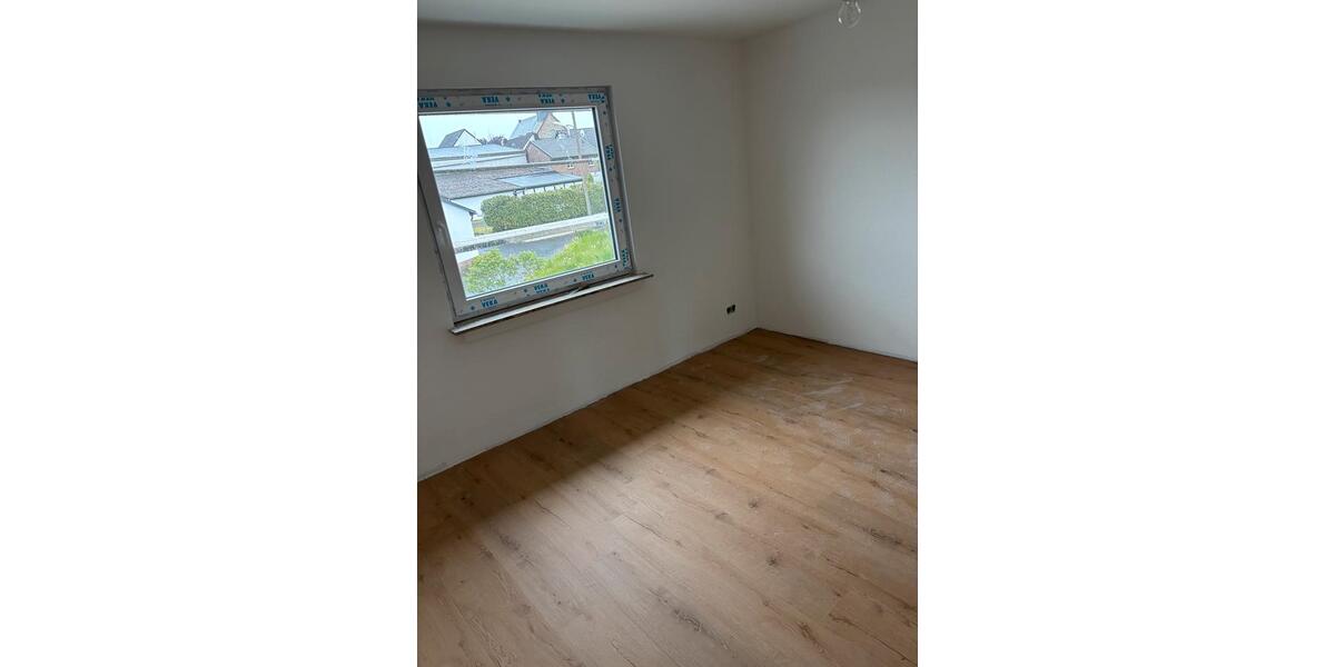 Etagenwohnung Hennef (Sieg) - 3 Zimmer, 90 m&sup2;, 1.215&euro; | Angebot:26456118