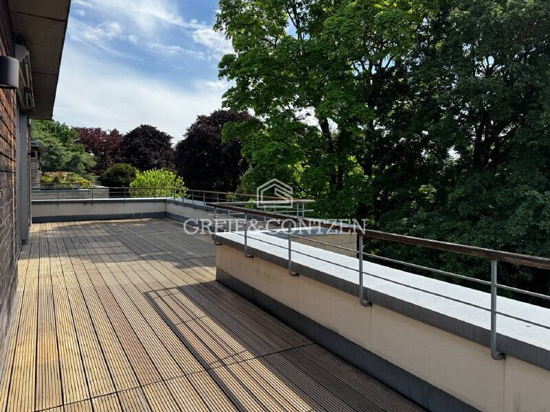 Penthouse-Wohnung auf parkähnlichem Grundstück