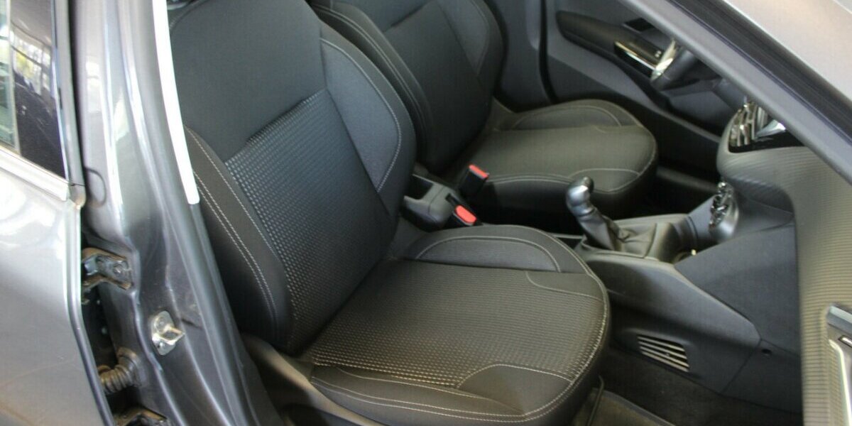 Peugeot 208 PureTech 110 Allure - Panorama - 84.341 km 8.980 &euro; Euskirchen 53881