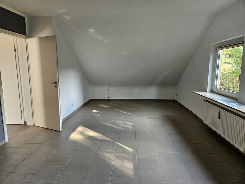 Moderne Dachgeschosswohnung in ruhiger Lage 4 zimmer