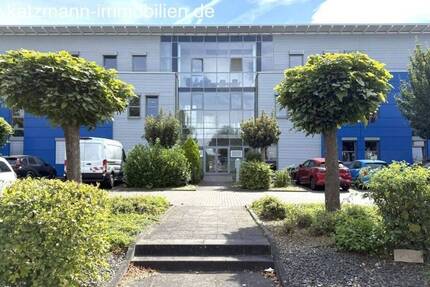 Exklusives Büro-Verwaltungs-Schulungsgebäude mit Staffelgeschoss u. großem Grundstück (3.001 m²) zu verkaufen zimmer