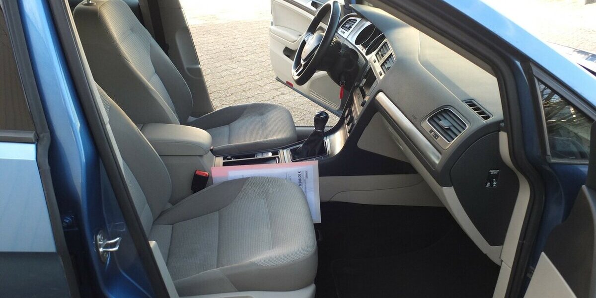 VW Golf COMFORTLINE PANORAMADACH KLIMAAUTOMATIK 1.Han 150.000 km 9.908 &euro; Köln 50858