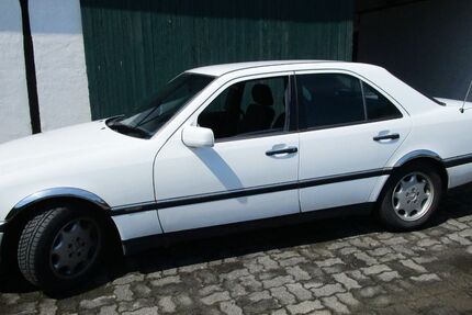 Mercedes-Benz 200 174.000 km 4.500 &euro; Much 53804