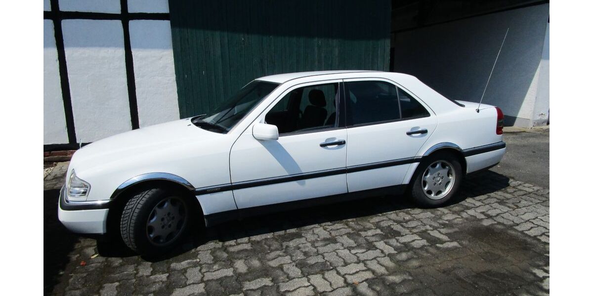 Mercedes-Benz 200 174.000 km 4.500 &euro; Much 53804